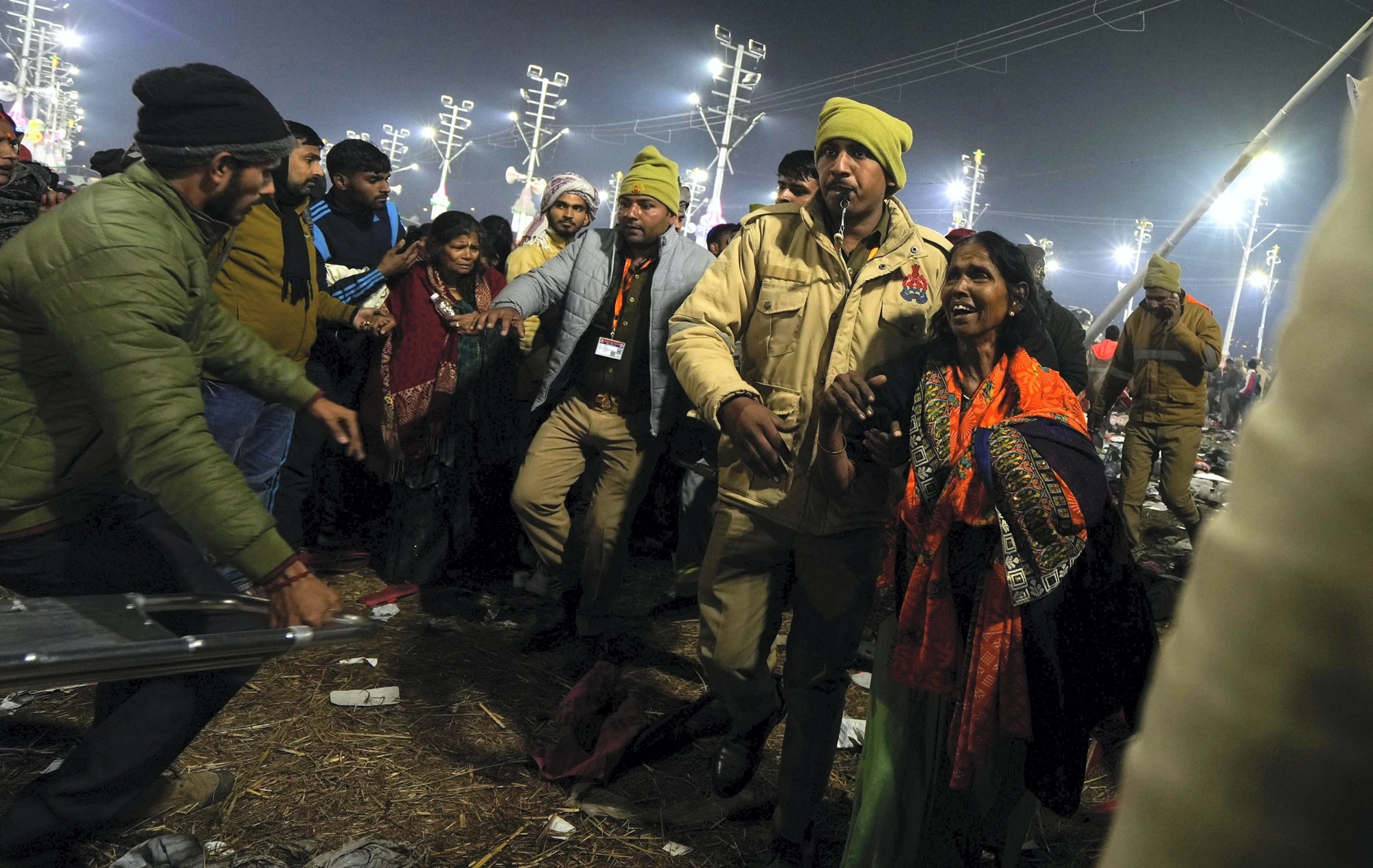 दुखद भगदड़  30 भक्तों की मौत at Kumbh Mela Festival